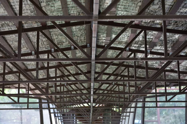 Die Konstruktion Des Daches Aus Quadratischem Metallprofil Nahaufnahme — Stockfoto