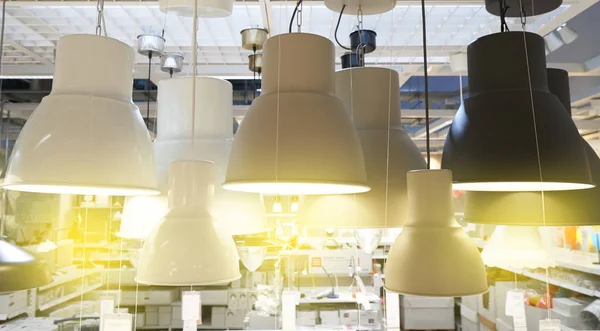 램프에 종류가 상점에서 팔리고 공업용 로프트 양식의 아름다운 램프들 천정에 — 스톡 사진