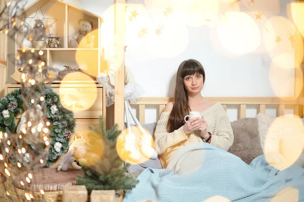 Дівчинка Сидить Під Синьою Штукатуркою Тримає Кухоль Задньому Плані Різдвяних — стокове фото