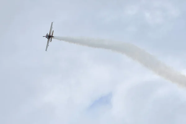 Avión Pistón Ligero Vuela Durante Espectáculo Aéreo Hermoso Cielo Con —  Fotos de Stock