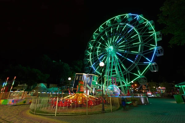 Parque Diversões Noite Com Roda Gigante Carrosséis — Fotografia de Stock