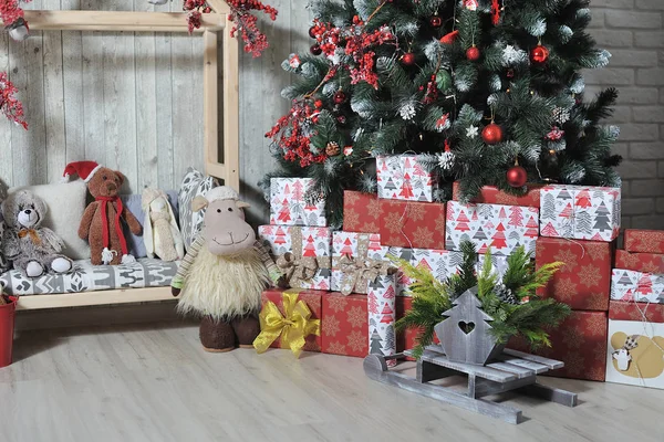 Juguetes Suaves Regalos Encuentran Bajo Árbol Navidad Habitación Los Niños —  Fotos de Stock