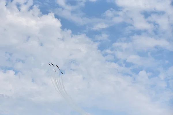 Airshow Rosyjskiego Zespołu Akrobacyjnego Samolotach Tłokowych Śmigła Przed Deszczowym Niebem — Zdjęcie stockowe