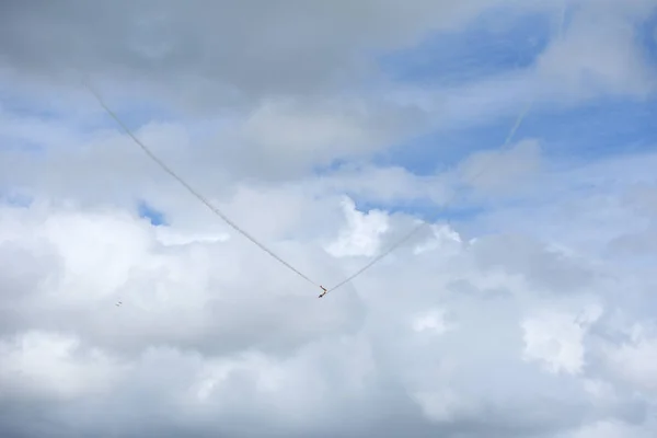 Zwei Leichte Motorflugzeuge Fliegen Bei Einer Flugshow Einem Schönen Himmel — Stockfoto