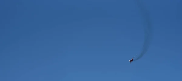 Avión Combate Ruso Sobre Fondo Cielo Azul Limpio —  Fotos de Stock