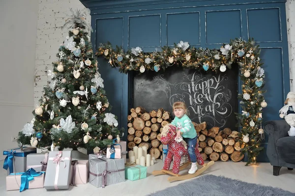 Liten Flicka Barn Sitter Röd Gungande Häst Och Ler Bakgrunden — Stockfoto