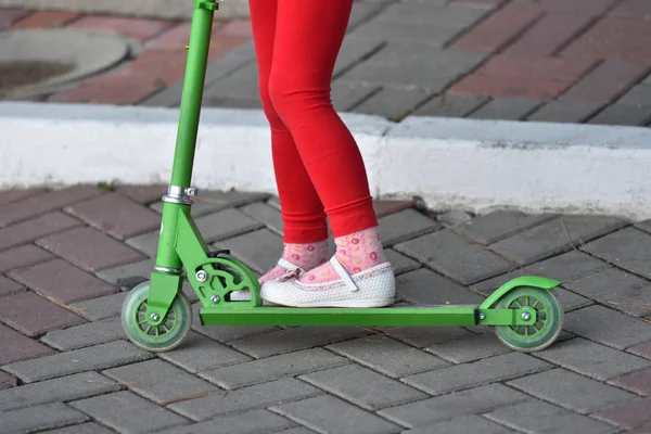 Uma Menina Calças Vermelhas Sandálias Brancas Monta Uma Scooter — Fotografia de Stock
