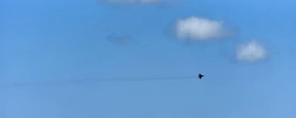 Silhouette Eines Russischen Kampfflugzeugs Vor Blauem Himmel Mit Einer Wolke — Stockfoto