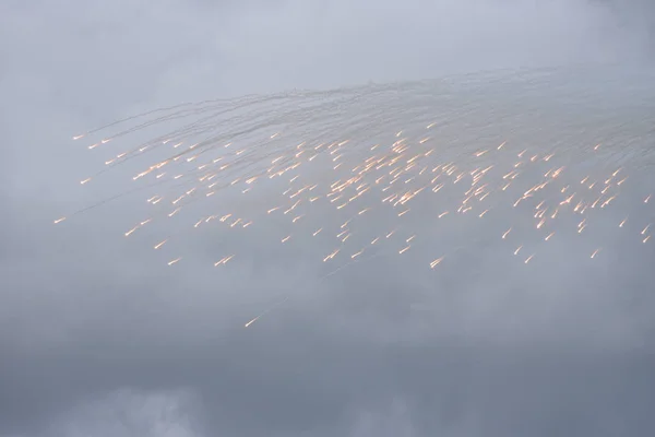 Brennende Funken Himmel Von Pyrotechnik Gegen Den Dunklen Himmel Mit — Stockfoto