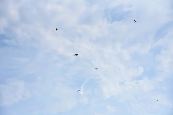 Flugshow Des Russischen Kunstflugteams Auf Kolbenflugzeugen Mit Propellern Vor Einem — Stockfoto
