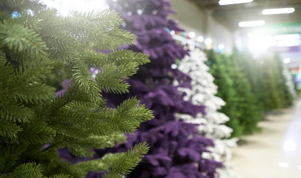Venta Muchos Árboles Artificiales Navidad Verde Púrpura Blanco Una Tienda —  Fotos de Stock