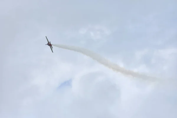 Leichtes Kolbenflugzeug Fliegt Während Einer Flugshow Einem Schönen Himmel Mit — Stockfoto