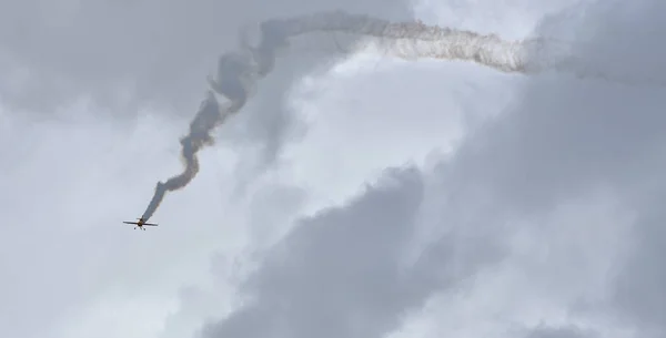 Light Piston Aircraft Flies Air Show Beautiful Sky Clouds — Stock Photo, Image
