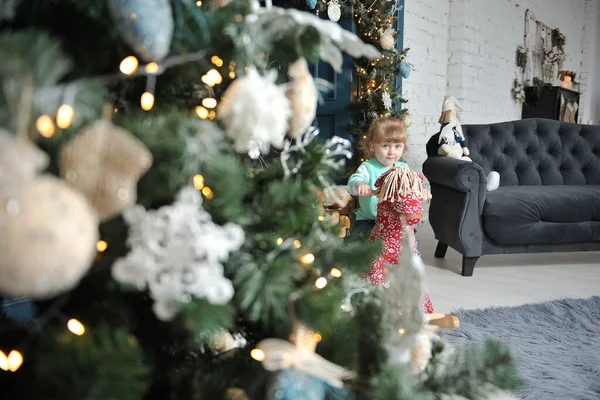 Маленька Дівчинка Сидить Червоному Коні Фоні Різдвяного Інтер Єру — стокове фото