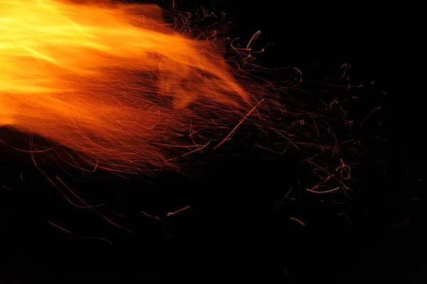 Vlam Van Een Brandend Vuur Met Vonken Nacht Een Zwarte — Stockfoto