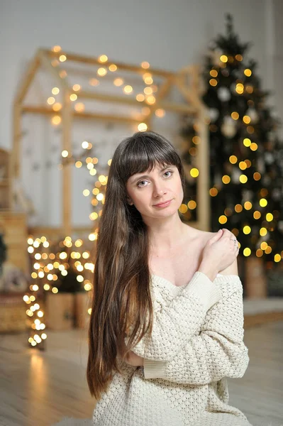 Молода Дівчина Брюнеткою Довгим Волоссям Плетеному Светрі Тлі Різдвяних Прикрас — стокове фото