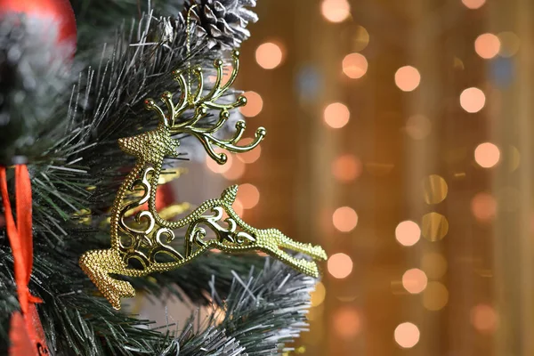 Una Decoración Forma Ciervo Dorado Saltando Cuelga Árbol Navidad — Foto de Stock