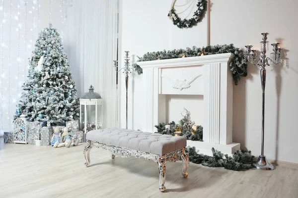 Beyaz şömineli güzel bir yeni yıl arifesi, Noel ağacı.