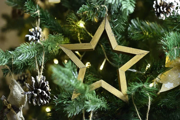 Hermosa Decoración Estrellas Madera Colgando Árbol Navidad — Foto de Stock