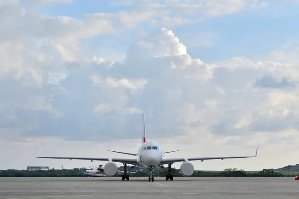 Avondlandschap Luchthaven Een Leeg Startveld Een Passagiersvliegtuig — Stockfoto