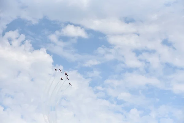Авіашоу Російської Авіагрупи Поршневому Літаку Пропелерами Проти Дощового Неба Хмарами — стокове фото