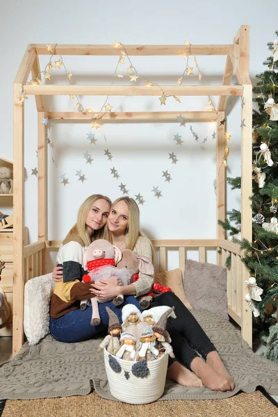 Дві Молоді Сестри Близнючки Сидять Дитячому Будинку Фоні Різдвяного Декору — стокове фото