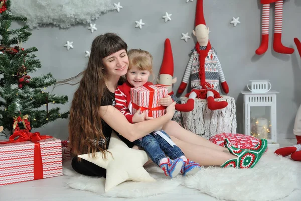 Щаслива Брюнетка Мама Обіймає Свою Милу Дочку Фоні Різдвяного Декору — стокове фото