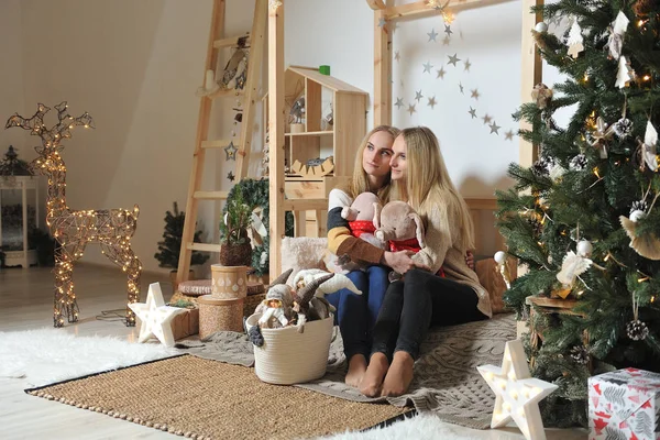 Дві Молоді Сестри Близнючки Сидять Дитячому Будинку Фоні Різдвяного Декору — стокове фото