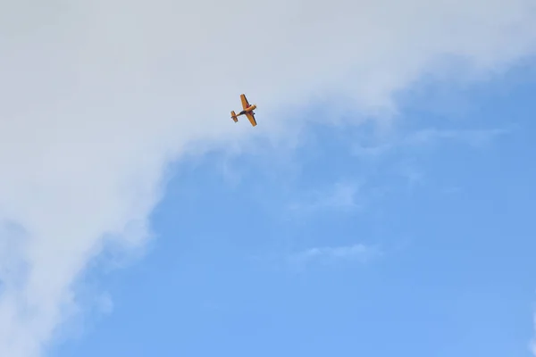 Leichtes Kolbenflugzeug Fliegt Während Einer Flugshow Einem Schönen Himmel Mit — Stockfoto