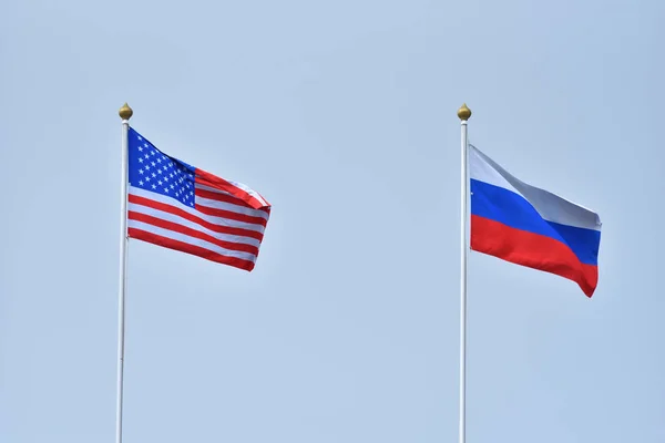 Schöne Und Helle Fahnen Russlands Und Der Vereinigten Staaten Von Stockfoto