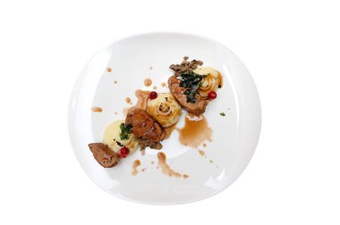 Et tabağı, patates püresi, sos ve yeşillik. İzole edilmiş.