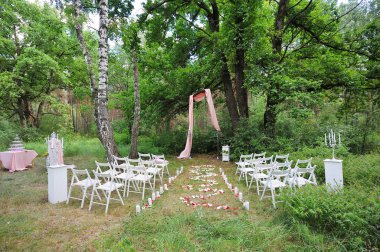 Ormanda dekorlu bir düğün kaydı..