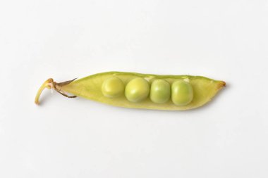 Beyaz kağıt zemin üzerinde parlak ve taze bezelyeler.