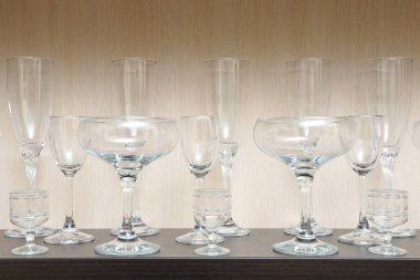 Çeşitli içecekler için renkli bardaktan güzel bardaklar.