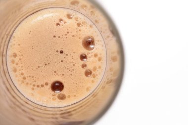 Bardakta şekerli soda köpükleri. Yukarıdan bak. Fizzy..