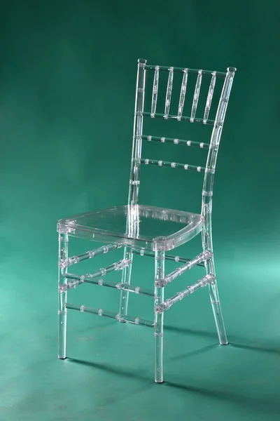 Cadeira Plástico Transparente Fundo Verde Estúdio Fotos Com Luz — Fotografia de Stock