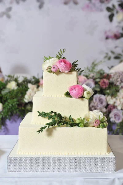 ベージュクリーム ピスタチオ 牡丹の花で飾られた3層の正方形のウェディングケーキ — ストック写真