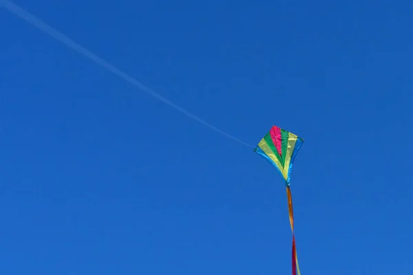 Drachenfliegen Bei Klarem Und Blauem Himmel Sonnigen Tag — Stockfoto