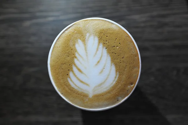 Una Taza Café Perfumado Mesa Imagen Sobre Espuma Hoja — Foto de Stock