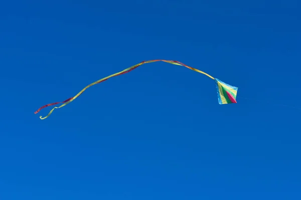 Aquilone Che Vola Nel Cielo Limpido Blu Durante Giorno Soleggiato — Foto Stock