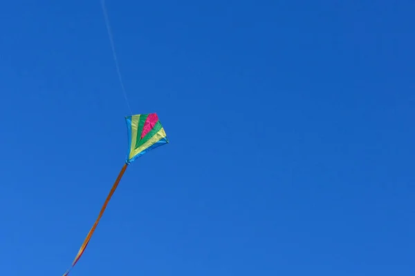 Kite Voando Céu Claro Azul Dia Ensolarado — Fotografia de Stock
