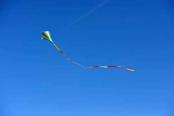 Drachenfliegen Bei Klarem Und Blauem Himmel Sonnigen Tag — Stockfoto