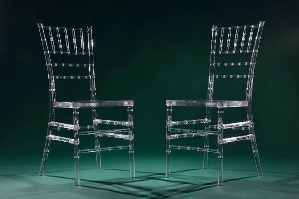Deux Chaises Plastique Transparent Sur Fond Vert Dans Studio Photo — Photo