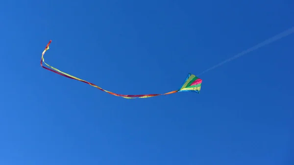 Kite Voando Céu Claro Azul Dia Ensolarado — Fotografia de Stock