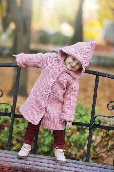 Kleines Blondes Mädchen Strickmantel Mit Kapuze Posiert Auf Bank Vor — Stockfoto
