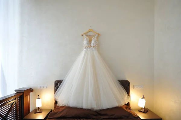 Vestido Noiva Pendurado Sobre Cama Quarto — Fotografia de Stock