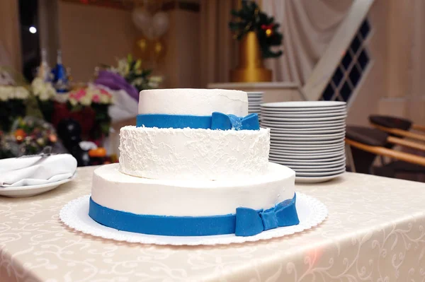 Nicht Glatte Zweistöckige Hochzeitstorte Mit Weißer Sahne Und Blauen Mastixbändern — Stockfoto