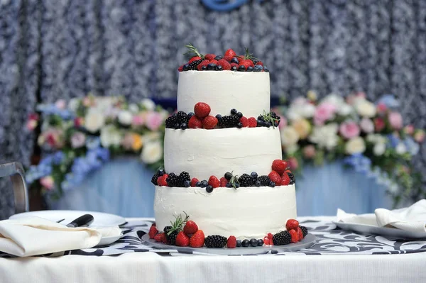 ブルーベリー ブラックベリー イチゴ ローズマリーで装飾されたウェディングケーキ — ストック写真
