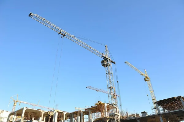 Guindastes Construção Sobre Construção Uma Grande Casa Fundo Céu Azul — Fotografia de Stock