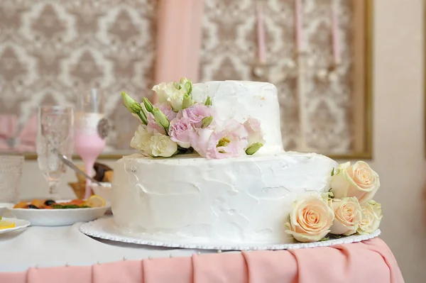 Двухъярусный Свадебный Торт Украшенный Белым Кремом Цветами Роз — стоковое фото